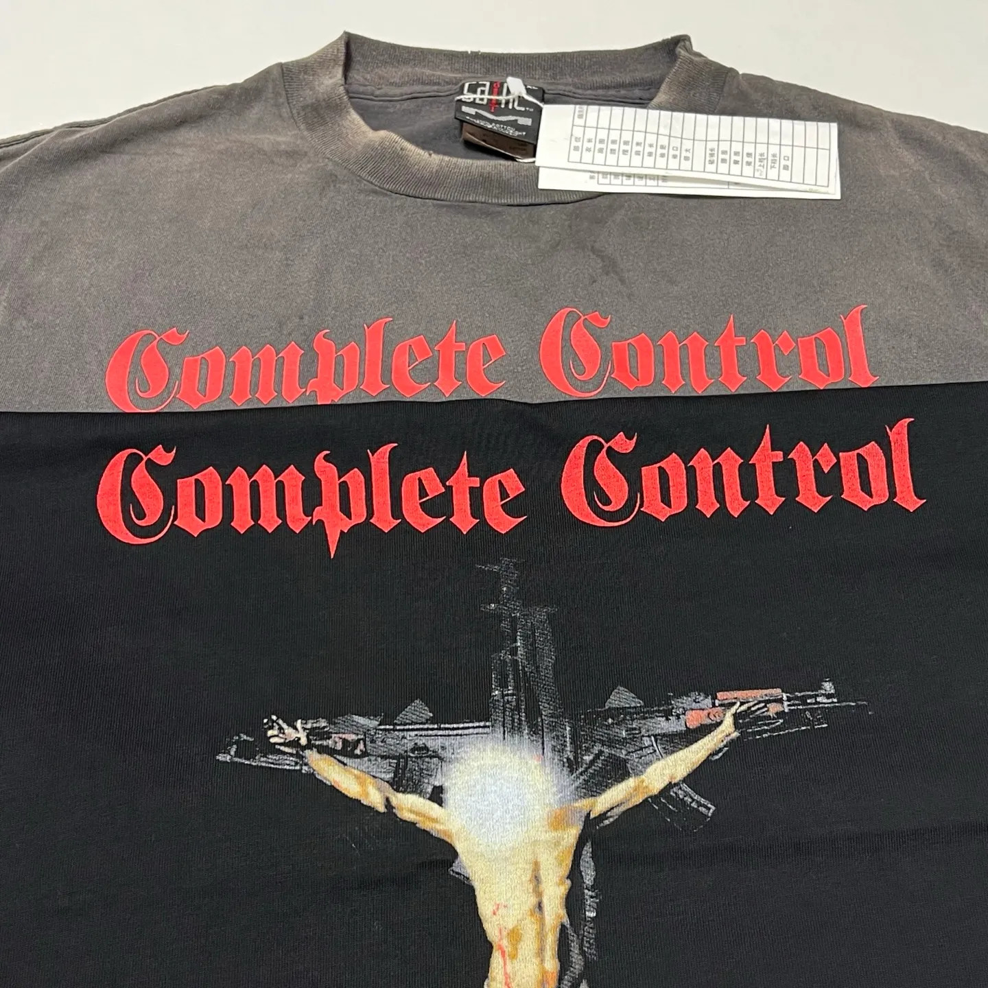 SAINT Mxxxxxx × Kosuke Kawamura KK_SS TEE/COMPLETE CONTRL/BLK KK joint model Jesus AK submachine gun cross printed TEE Washed black S-XL KK joint model's creative Jesus cross has never disappointed. Faded and washed with sulfur dye to make it distressed. Hole treatment. Printing is repeatedly revised and sketched. Extremely restored ZP. Cylindrical side seam high weight fabric. Stiff and comfortable. Correct accessories. Customized co-branded wash mark/little angel mark, top purchasing agent level